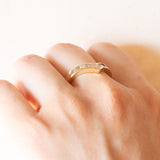 Anello vintage a “V” in oro giallo 18K con rubini (0.24ctw ca.) e con diamanti (0.30ctw ca.), anni ‘70/‘80