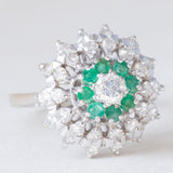 Anello vintage a fiore in oro bianco 18K con smeraldi (0.40ctw ca.) e diamanti di taglio brillante (1.20ctw ca.), anni ‘60/‘70