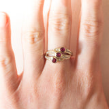 Anello “triplo” in oro giallo 14K con rubini sintetici (0.45ctw ca.) e diamanti di taglio brillante (0.22ctw ca.), anni ‘80