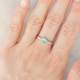 Trilogy moderno in oro bianco 9K con smeraldo (0.40ct ca.) e diamanti (0.03ctw ca.), anno 2007