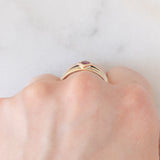 Anello a fascia vintage in oro giallo 8K con rubino sintetico, anni ‘50