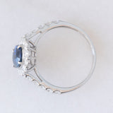 Anello a margherita vintage in platino con zaffiro (1.40ct) e diamanti di taglio brillante (0.94ctw), anni ‘80/‘90