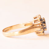 Anello a margherita vintage in oro giallo e bianco 9K con zaffiri (0.70ctw ca.) e diamanti (0.06ctw ca.)