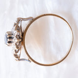 Anello a margherita vintage in oro giallo e bianco 9K con zaffiro (0.60ct ca.) e diamanti (0.14ctw ca.), anno 1991