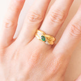 Anello vintage in oro giallo e bianco 18K con smeraldo (0.35ct ca.) e diamanti (0.04ctw ca.), anni ‘70