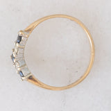 Anello a “V” vintage in oro giallo 9K con zaffiri (0.25ct ca.) e diamanti di taglio brillante (0.10ctw ca.), anni ‘80