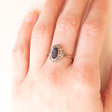 Anello a margherita antico in oro giallo 8K e argento con zaffiro (1.40ct ca.) e paste di vetro bianche, primi del ‘900