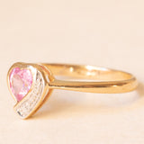 Anello vintage in oro giallo 9K con zaffiro rosa sintetico di taglio a cuore (0.60ct ca.) e diamante, anni ‘90 ca.
