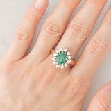 Anello a margherita vintage in oro giallo e bianco 14K con smeraldo (1.75ct ca.) e diamanti di taglio brillante (0.72ctw ca.), anni ‘70