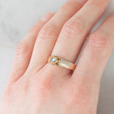 Solitario antico a fascia in oro giallo 14K con diamante di taglio rosetta (0.25ct ca.), primi del ‘900