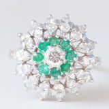 Anello vintage a fiore in oro bianco 18K con smeraldi (0.40ctw ca.) e diamanti di taglio brillante (1.20ctw ca.), anni ‘60/‘70