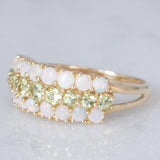 Tripla veretta in oro giallo 14K con peridoti verdi (1ctw ca.) e opali (0.80ctw ca.), anni ‘80