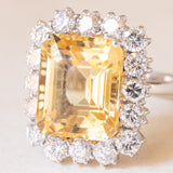 Anello a margherita vintage in oro bianco 18K con quarzo citrino (9.50ct ca.) e diamanti di taglio brillante (1.60ctw ca.), anni ‘60