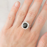 Anello a margherita in oro bianco 14K con zaffiro (3.50ct ca.) e diamanti di taglio brillante (0.56ctw ca.), anni ‘70