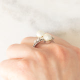 Anello contrarier vintage in oro bianco 18K con perle bianche e diamanti di taglio rosetta (0.36ctw ca.), anni ‘50/‘60