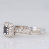 Anello a margherita vintage in oro bianco 9K con zaffiro di taglio carré (0.20ct ca.) e diamanti (0.38ctw ca.), anni ‘90/anni ‘2000