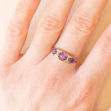 Anello vittoriano in oro giallo 9K con ametiste (0.30ctw ca.) e diamanti (0.04ctw ca.), primi del ‘900