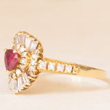 Anello ballerina vintage in oro giallo 18K con rubino di taglio a goccia (0.35ct ca.) e diamanti di taglio brillante e tapered (1ctw ca.), anni ‘70