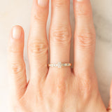 Anello a fascia con fiore centrale in oro giallo 9K con diamanti (0.05ctw ca.), anni ‘70/‘80