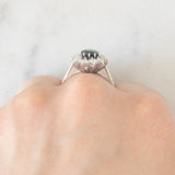 Anello a margherita vintage in oro bianco 18K con zaffiro (1ct ca.) e diamanti di taglio brillante (0.70ctw ca.), anni ‘70