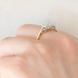 Trilogy antico in oro giallo e bianco 18K con diamanti di taglio brillante (0.40ctw ca.), anni ‘20/‘30