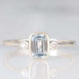 Trilogy vintage in oro bianco 9K con acquamarina (0.40ct ca.) e diamanti di taglio brillante (0.02ctw ca.), anni ‘70