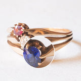 Anello “triplo” antico in oro giallo 14K con pietra imitazione di rubino, diamante di taglio vecchia miniera (0.18ct ca.) e zaffiro, anni ‘10/‘20