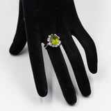 Anello a margherita vintage in platino con peridoto (5.64ct) e diamanti (1.05ctw), anni ‘90