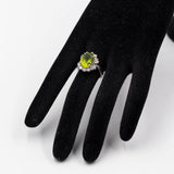 Anello a margherita vintage in platino con peridoto (5.64ct) e diamanti (1.05ctw), anni ‘90