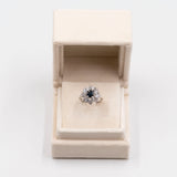 Anello vintage a margherita in oro bianco 14k con zaffiro (1ct) e diamanti (1,60ctw), anni '70