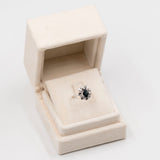 Anello vintage a margherita in oro bianco 14k con zaffiro (1ct) e diamanti (0,24ctw)