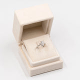 Anello vintage in platino con diamante a goccia (1,01ct) e due diamanti (0,17ctw)