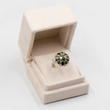 Anello vintage in oro bianco e giallo 18k con smalti, diamanti (0,64ctw) e smeraldi. Anni '60