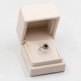 Anello vintage a margherita in oro bianco 14k con zaffiro (1ct) e diamanti (0,80ctw), anni '60