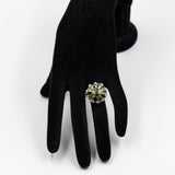 Anello vintage in oro bianco e giallo 18k con smalti, diamanti (0,64ctw) e smeraldi. Anni '60