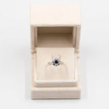 Anello vintage a margherita in oro bianco 14k con zaffiro (0,30ct) e diamanti (0,80ctw)