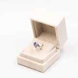 ANELLO VINTAGE A BALLERINA IN PLATINO CON ZAFFIRO (0.56CT) E DIAMANTI (0.46CTW)