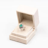ANELLO A BALLERINA IN PLATINO 900 CON SMERALDO CENTRALE (1.80 CT) E DIAMANTI (1.05CT)