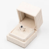 Anello vintage a margherita in oro bianco 9k con zaffiro e diamanti