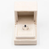 Anello vintage a margherita in oro bianco 9k con zaffiro e diamanti