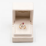 ANELLO ART NOUVEAU IN ORO GIALLO E BIANCO 18K CON RUBINO (0.55CT CA.) E DIAMANTI (0.70CTW CA.), FINE ANNI ‘20