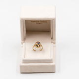 Anello vintage in oro 8k con rubini, zaffiri e diamante.