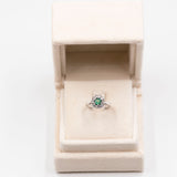 Anello vintage a margherita in oro bianco 14k con smeraldo (0,30ct) e diamanti (0,40ctw)