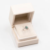 Anello vintage a margherita in oro bianco 14k con smeraldo (0,30ct) e diamanti (0,40ctw)