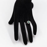 Anello vintage a margherita in oro bianco 14k con smeraldo (0,30ct) e diamanti (0,40ctw)