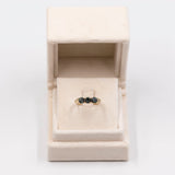 Anello vintage trilogy in oro giallo 8k con spinelli verdi