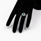 ANELLO A MARGHERITA IN PLATINO CON SMERALDO NATURALE (0.93CT) E DIAMANTI (0.72CT), ANNI ‘80/‘90