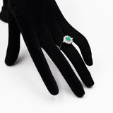 ANELLO A MARGHERITA IN PLATINO CON SMERALDO NATURALE (0.93CT) E DIAMANTI (0.72CT), ANNI ‘80/‘90