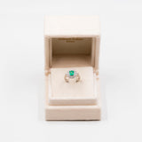 ANELLO A MARGHERITA IN PLATINO CON SMERALDO NATURALE (0.93CT) E DIAMANTI (0.72CT), ANNI ‘80/‘90