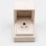 Anello vintage in oro bianco 14K con zaffiro (1ct ca.) e diamanti (0.06ctw ca.), anni '80